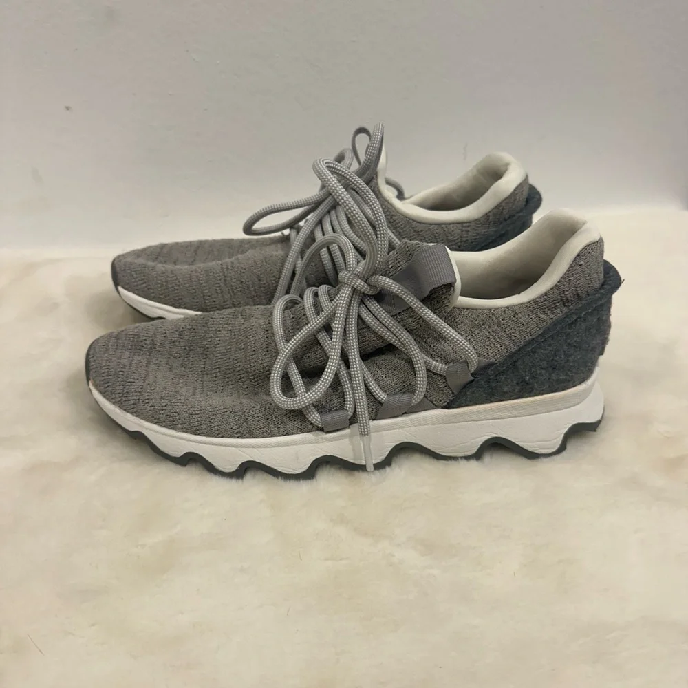 Sorel kinetic impact Women's Light Gray Knit Athletic Sneakers Size 8